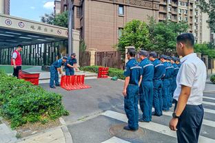 里夫斯谈化学反应：防守持球人时不必怀疑自己 要完全信任队友